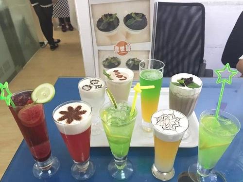 > 奶茶培訓產品  奶茶培訓學員實操實練,解密市面上奶茶加盟店的技術