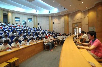 圖文:來浙傷員陪護志愿者接受技能培訓