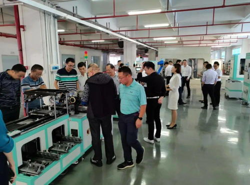 瑞士維多利亞大學一行蒞臨禾盈科技智慧工廠參觀交流