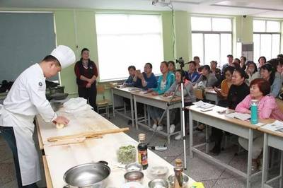 瓦房店市總工會職工再就業技能培訓中心2017年第二、三期班中式面點班火熱進行中